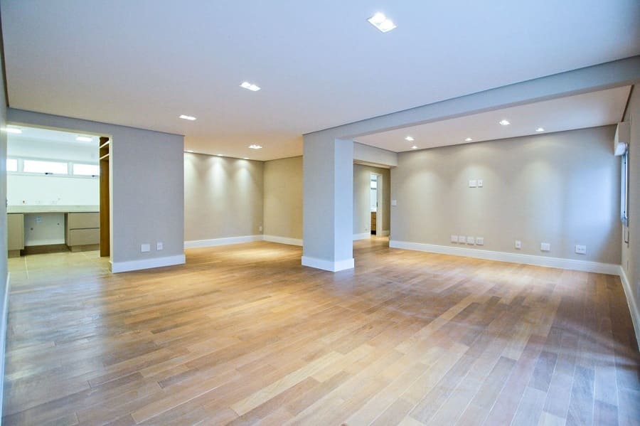 Foto do antes da reforma mostrando a sala de estar vazia e sem decoração, registrando o estado original do apartamento na Vila Olímpia, São Paulo