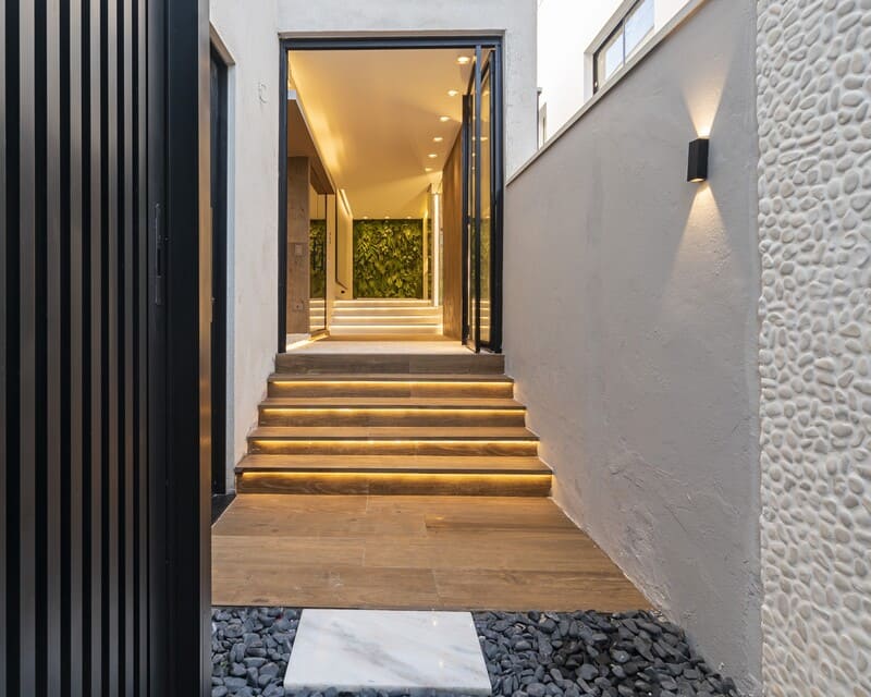 Spa residencial em Alphaville com banheira de hidromassagem ampla revestida e iluminação aconchegante