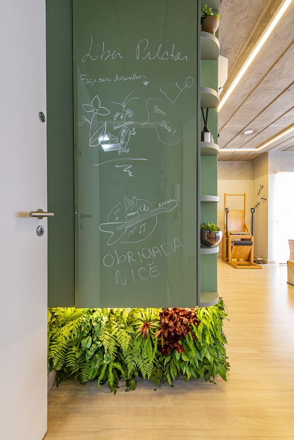 A foto mostra o hall de entrada em verde cashmere da suvinil no projeto studio de pilates